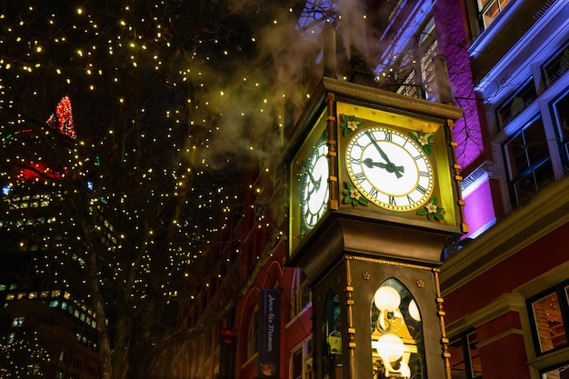 Horloge à vapeur pendant une sombre nuit d'hiver à Gastown Downtown Vancouver