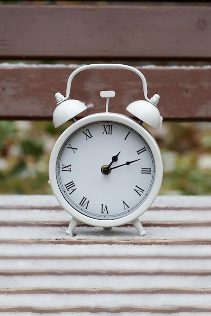 Horloge vintage blanche sur un banc