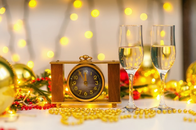 Horloge vintage sur la table de Noël