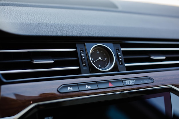 Photo horloge de voiture de luxe et bouche d'aération.