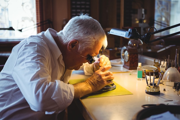 Horloger réparant une montre