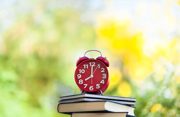 Horloges rouges et livres