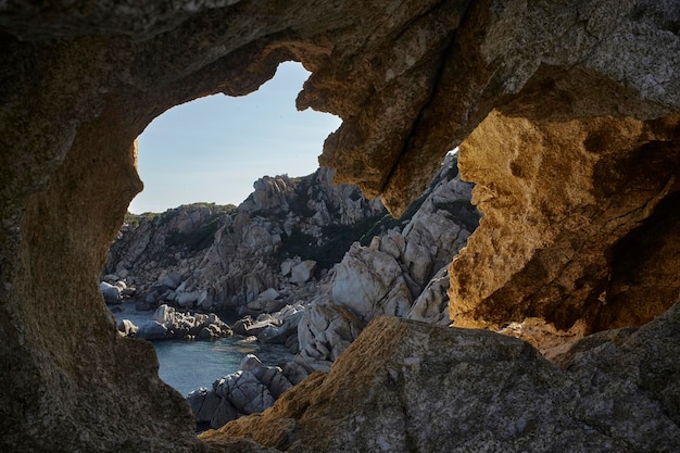 Hors de la grotte sur la colline