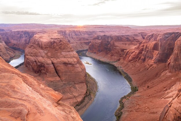 Horseshoe Bend sur le fleuve Colorado près de Page, beau coucher de soleil, Arizona, USA