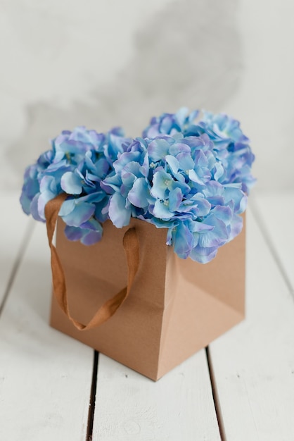 Hortensia bleu dans une boîte cadeau. Fleurs artificielles hortensia bleu. Fleurs décoratives dans une boîte.