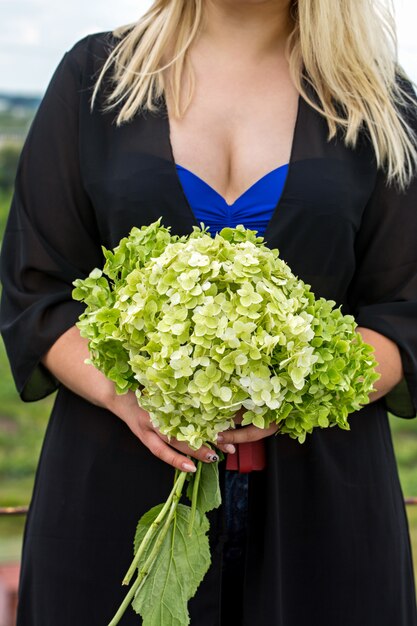 Hortensia bouquet dans les mains