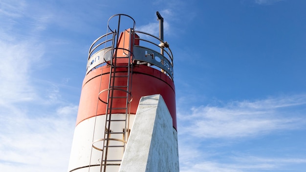 Photo hossegor capbreton phare blanc rouge dans le ciel nuageux d'été bleu