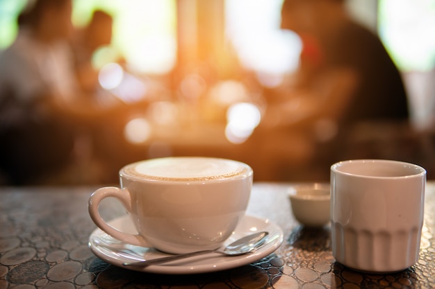 Hot Art Latte Coffee Dans Une Tasse Sur Une Table En Bois Dans Le Café-restaurant