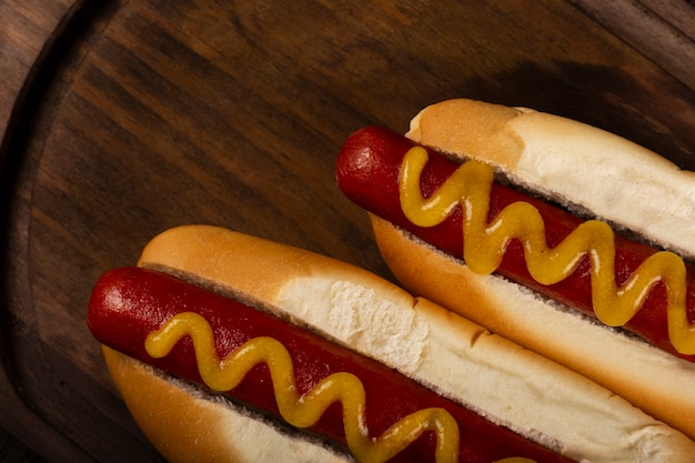 Hot dog au ketchup et moutarde jaune