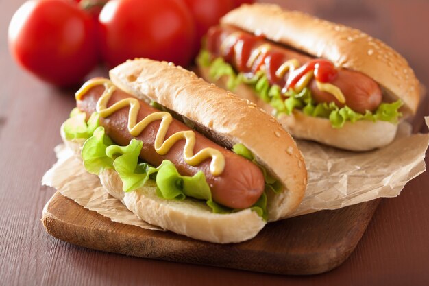 Hot dog au ketchup moutarde et laitue