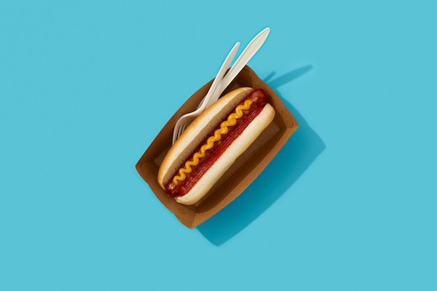 Hot-dog classique avec wurst ketchup et moutarde sur fond bleu livraison de menu de restaurant tacke awa...