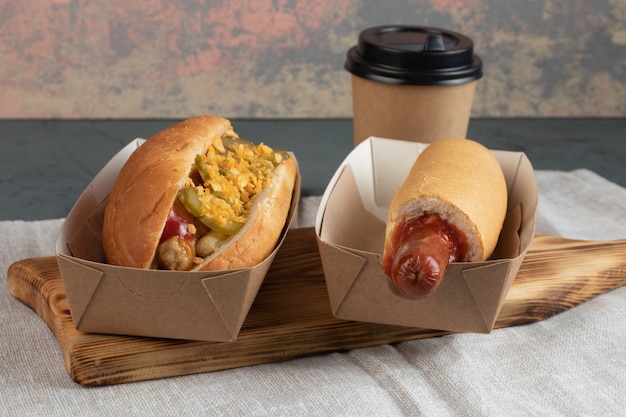 Hot-dog dans un emballage artisanal pour la livraison