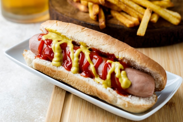 Hot-dog avec frites et bière