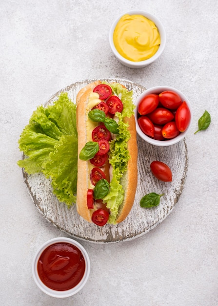 Photo hot-dog à plat avec laitue et tomates