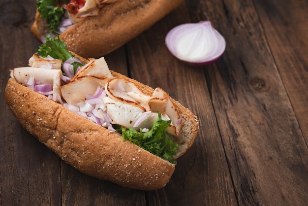 Hot-dog avec poitrine de dinde sur bois