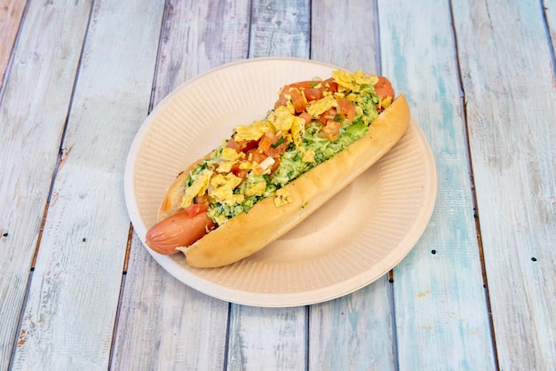 Photo hot dog sauce guasacaca vénézuélienne avec avocat persil paprika coriandre oignon ail