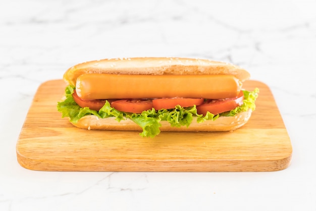 Hot-Dog avec saucisse et tomate