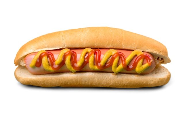 Hot-dog savoureux avec de la moutarde et du ketchup sur fond blanc