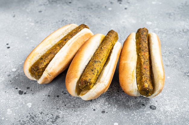 Hot-dog végétalien avec saucisse végétarienne sans viande. Fond gris. Vue de dessus.