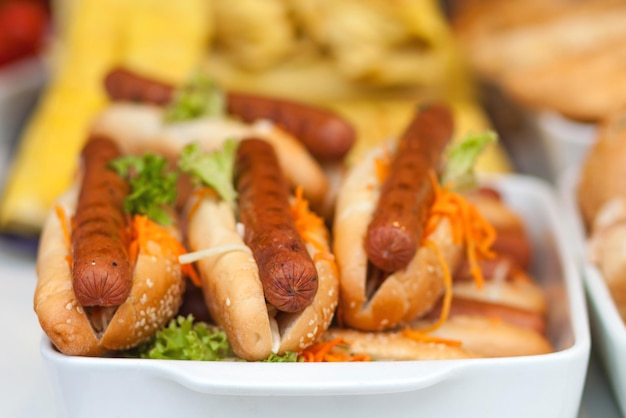 Hot-dogs de cuisine de rue se bouchent avec un arrière-plan flou dans la rue de la ville