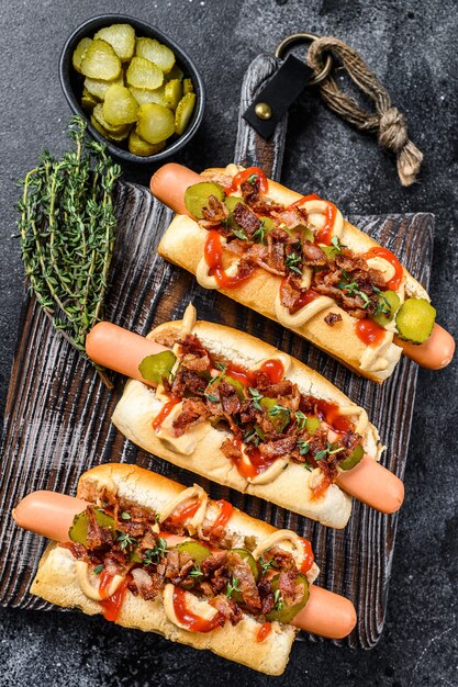 Hot-dogs avec différentes garnitures.