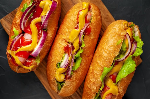 Hot-dogs faits maison sur un fond de pierre