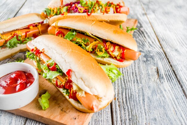 Hot dogs faits maison avec des sauces