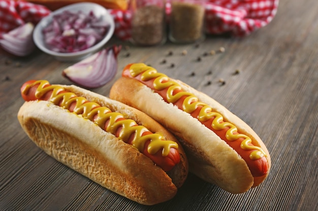 Hot-dogs sur fond de bois