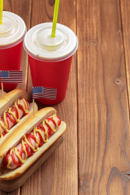Hot dogs sur fond en bois