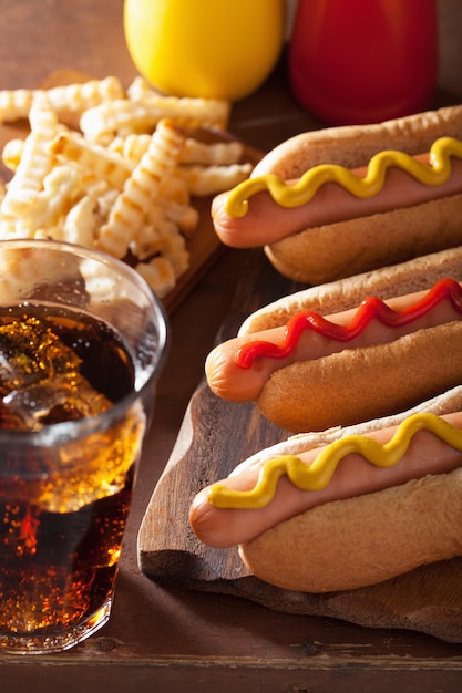 Hot-dogs grillés avec du ketchup à la moutarde et des frites