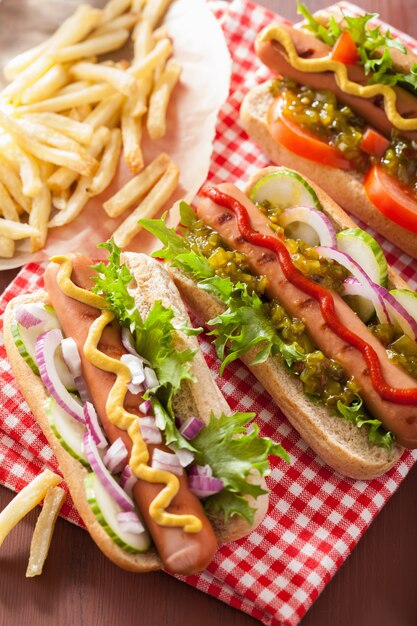 Hot-dogs grillés à la moutarde de ketchup aux légumes