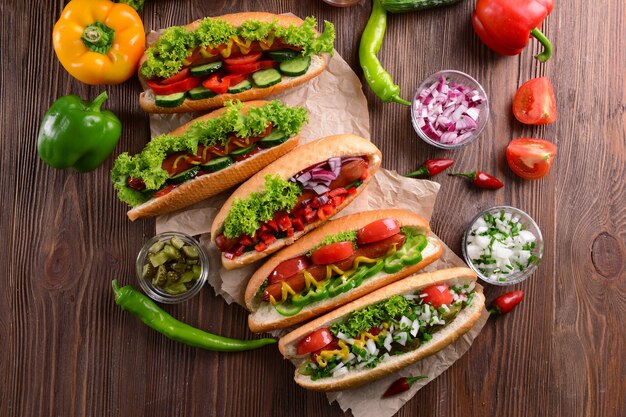 Hot-dogs et légumes sur papier kraft libre