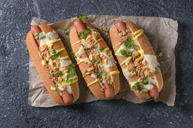 Hot-dogs avec sauce au fromage et moutarde