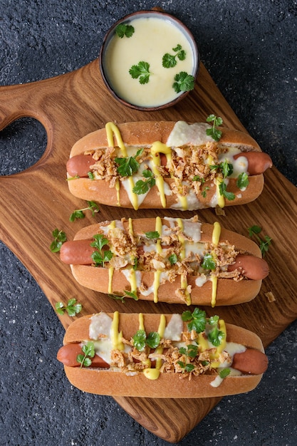 Hot dogs à la sauce au fromage et à la moutarde