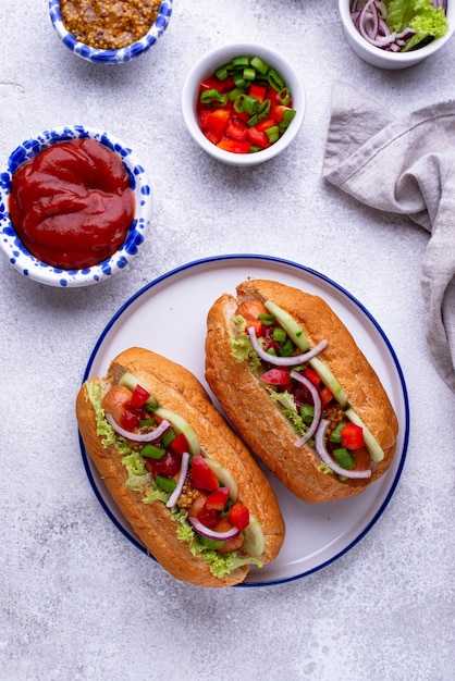 Hot-dogs avec sauces à la saucisse et légumes