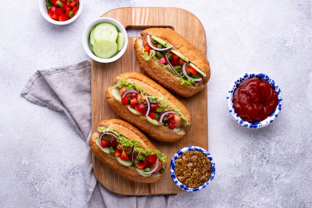 Hot-dogs avec saucisse, sauces et légumes