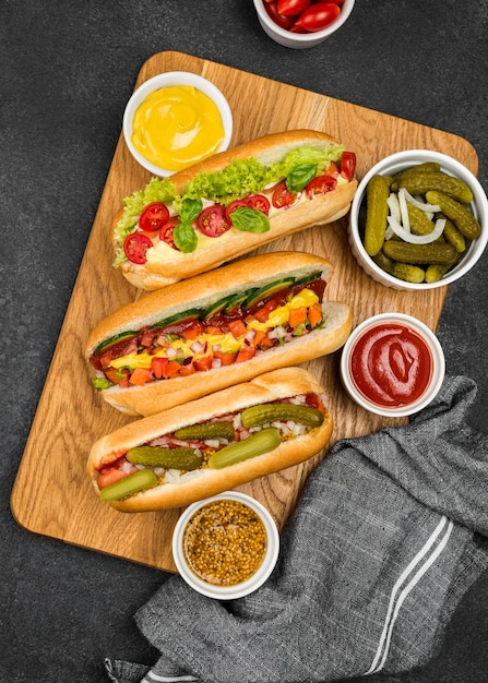 Hot-dogs avec vue de dessus de légumes