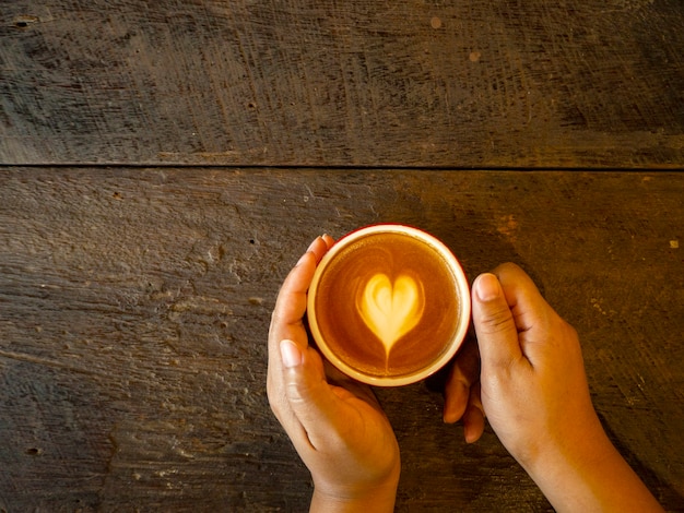 Hot latte art sur table en bois