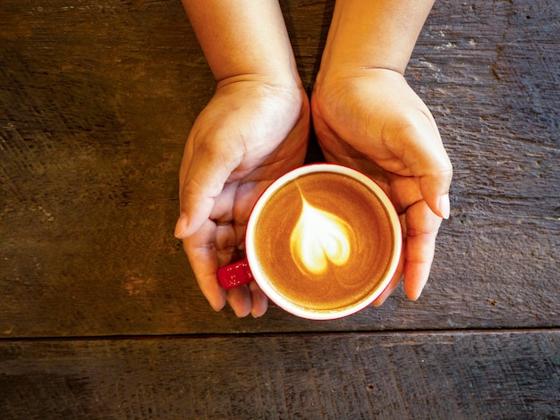 Hot latte art sur table en bois