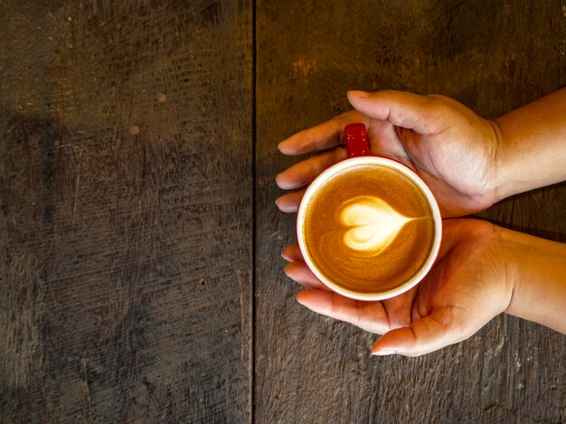 Hot latte art sur table en bois