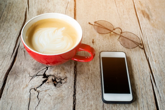 Hot latte art avec un téléphone intelligent sur bois