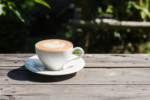 Hot Latte tasse de café sur la table en bois et le fond de la nature