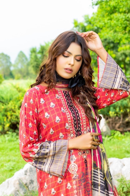 Hot Young Girl Confiant Posing Portrait Wearing Desi Dress pour Fashion Shoot à Green Mountains