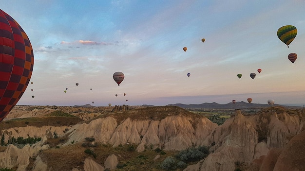 Hotairballoon cappadoce tourisme voyage turquie célèbre goreme colline paysage nature rock