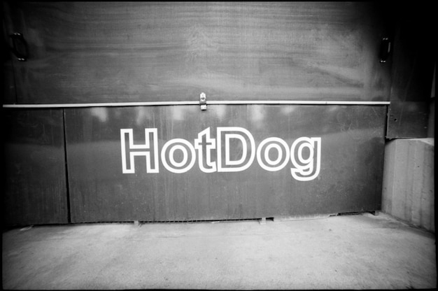 Photo hotdog écrit sur le mur