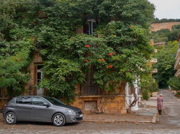 Hôtel abandonné de style néoclassique de la station balnéaire de Loutra Edipsou sur l'île d'Eubée en Grèce