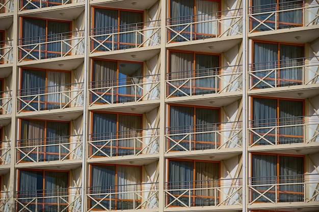 Hôtel bâtiment blanc avec de nombreuses terrasses