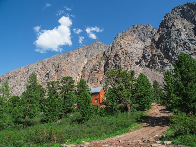 Hôtel en bois dans les montagnes. Maison d'hôtes orange avec toit sombre. Altaï, Aktru.