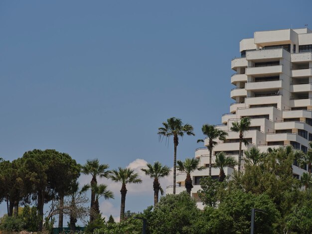 Un hôtel design moderne dans la nature