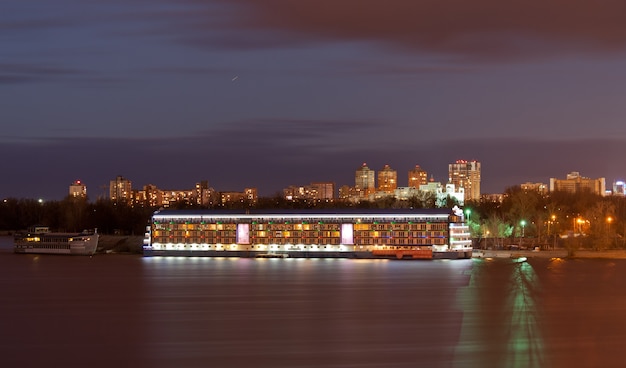 Hôtel sur l'eau. Fleuve Dniepr, Kiev, Ukraine